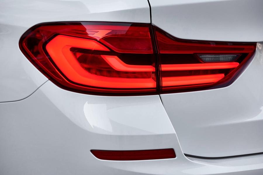 Детали экстерьера BMW 520d Touring Luxury Line 2017 года  (WW) (фото 31 из 40)